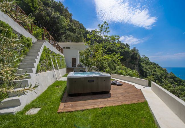 Villa in Amalfi - Villa Donna Rachele - Sea view Jacuzzi and Free Parking Villa in Amalfi - Villa Donna Rachele - Sea view Jacuzzi and Free Parking