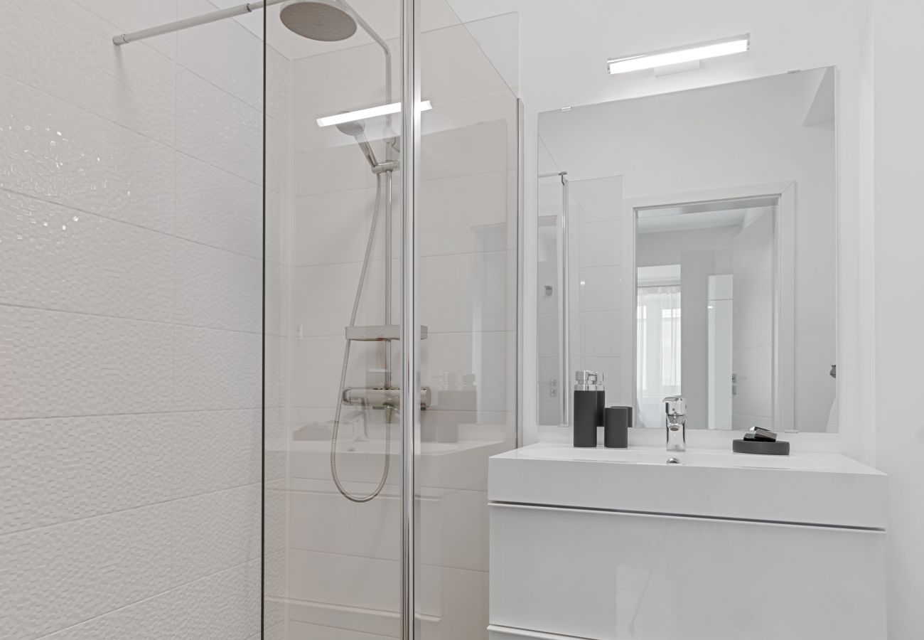 Apartment in Bucharest - RentForComfort Coquette 1BDR Calea Victoriei