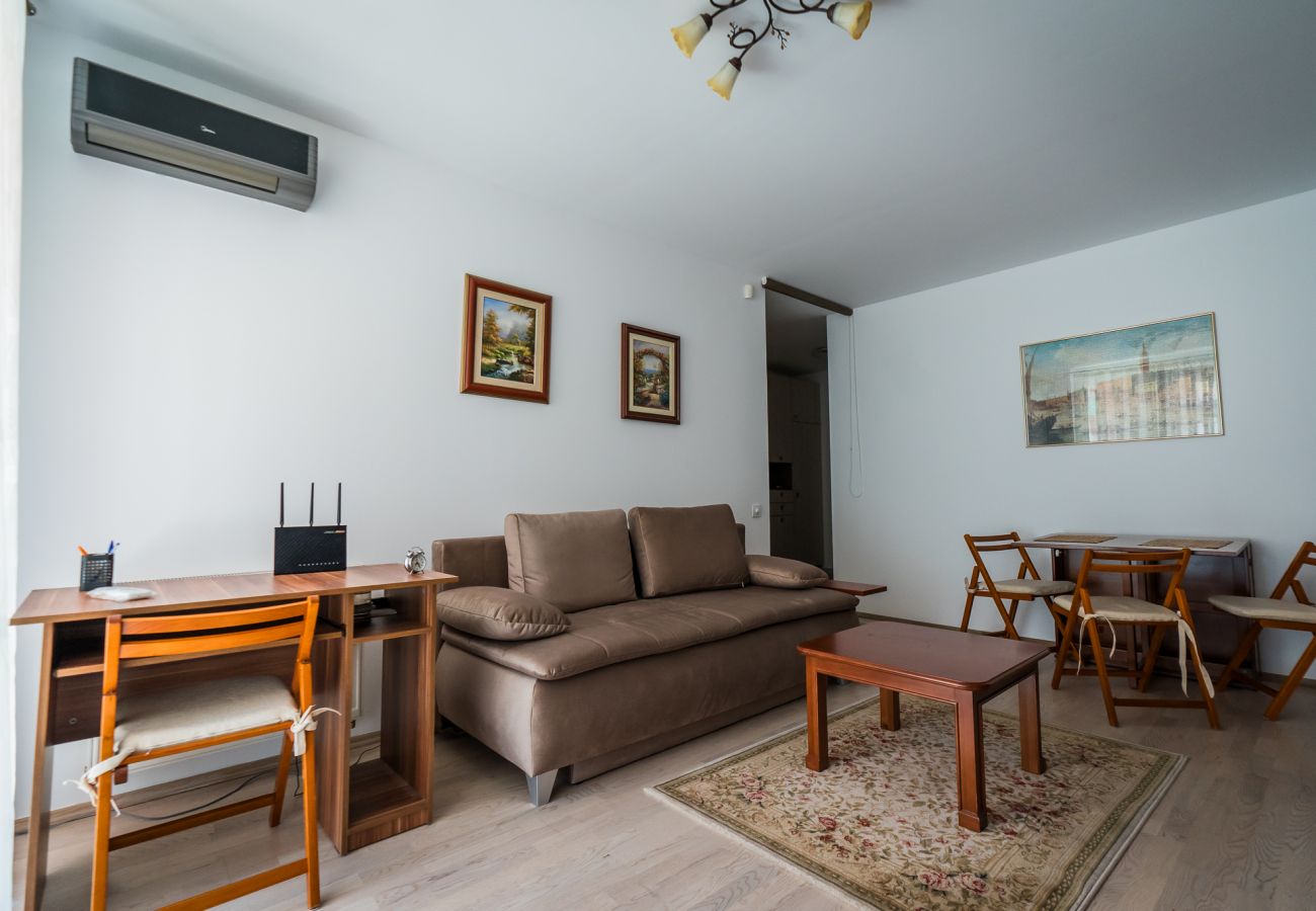Apartment in Oradea - Asusemi 1BDR with Parking & Balcony