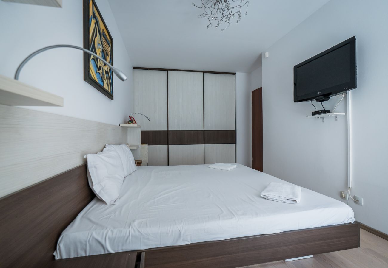 Apartment in Oradea - Asusemi 1BDR with Parking & Balcony