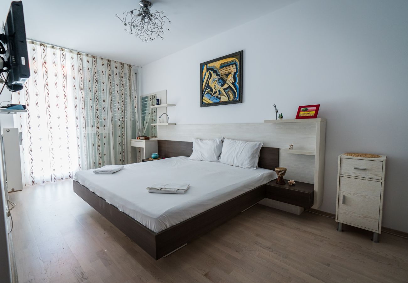 Apartment in Oradea - Asusemi 1BDR with Parking & Balcony