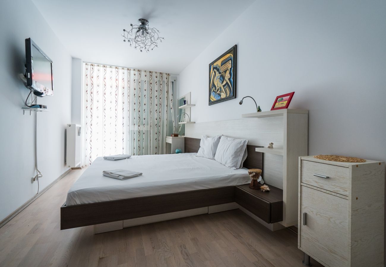 Apartment in Oradea - Asusemi 1BDR with Parking & Balcony