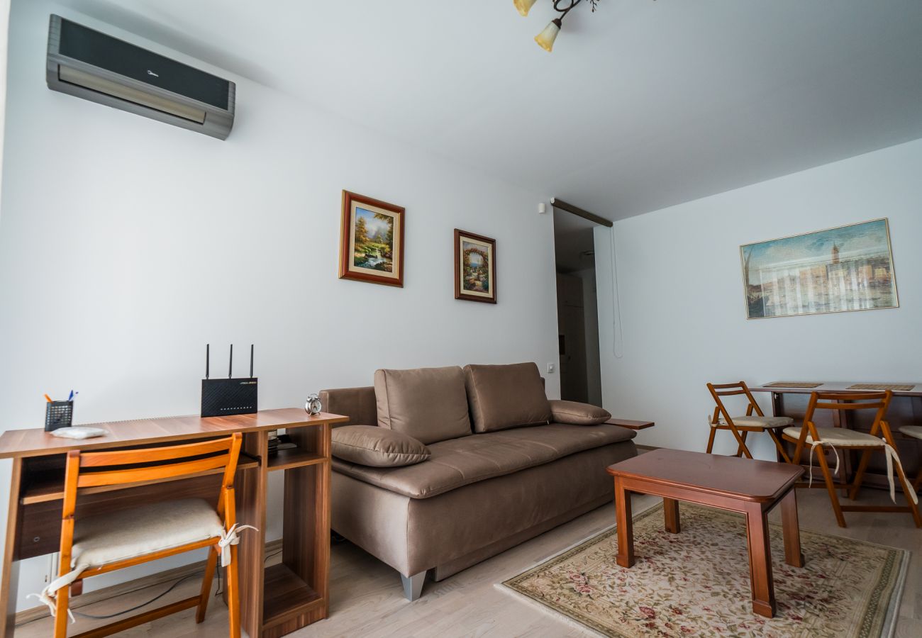 Apartment in Oradea - Asusemi 1BDR with Parking & Balcony