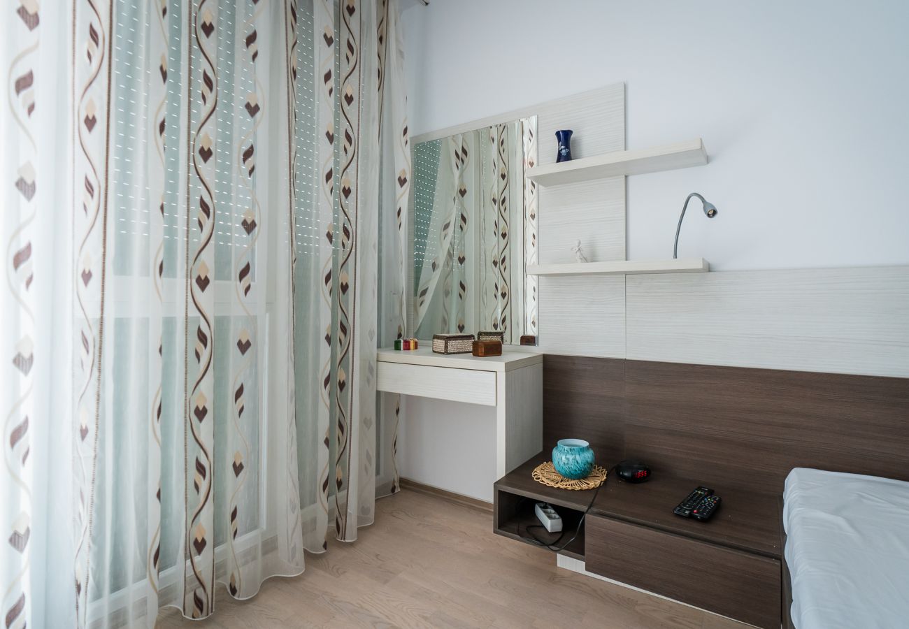 Apartment in Oradea - Asusemi 1BDR with Parking & Balcony