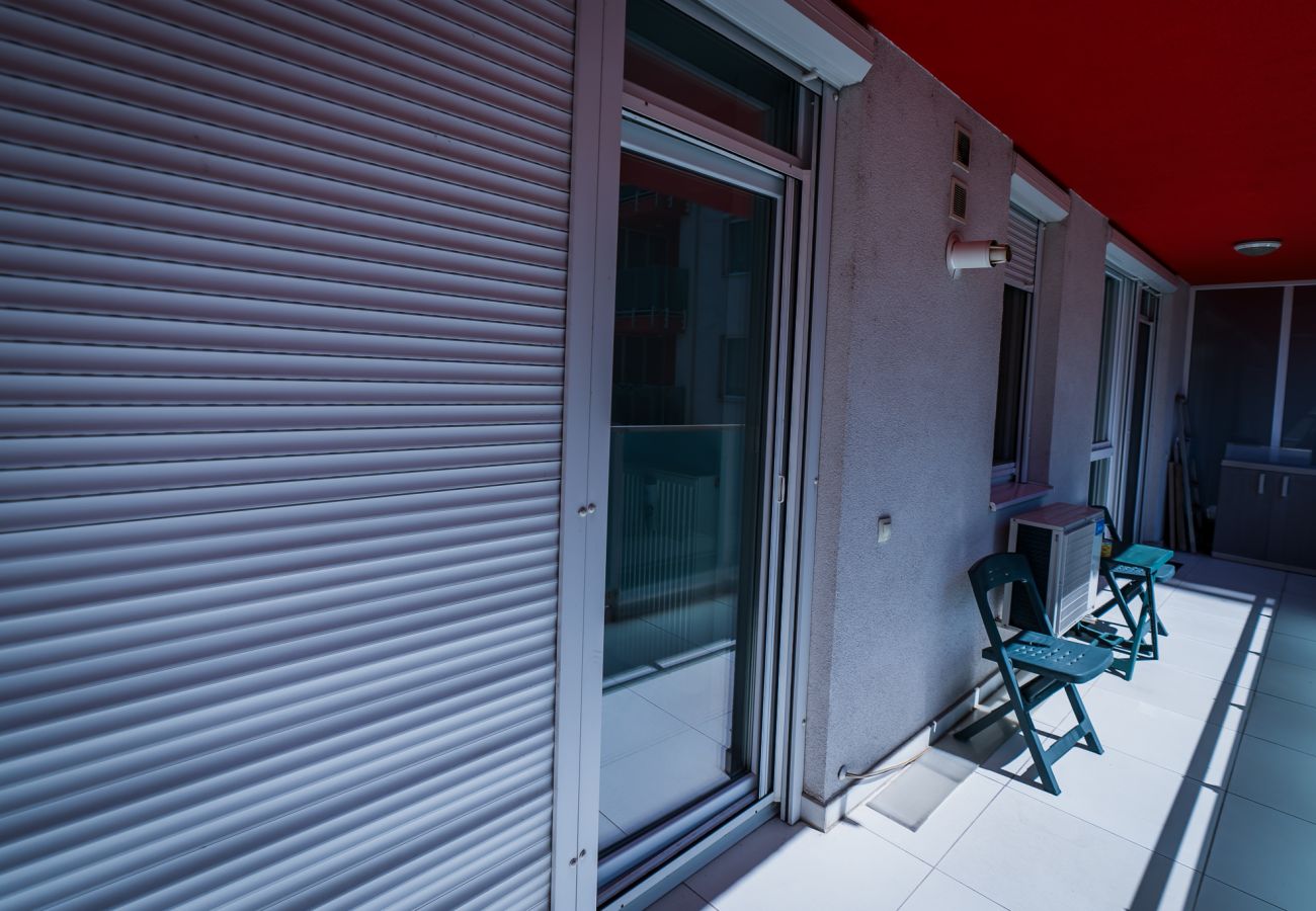 Apartment in Oradea - Asusemi 1BDR with Parking & Balcony