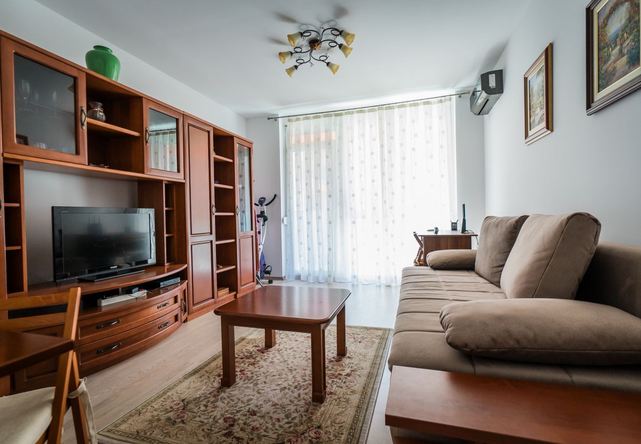 Apartment in Oradea - Asusemi 1BDR with Parking & Balcony
