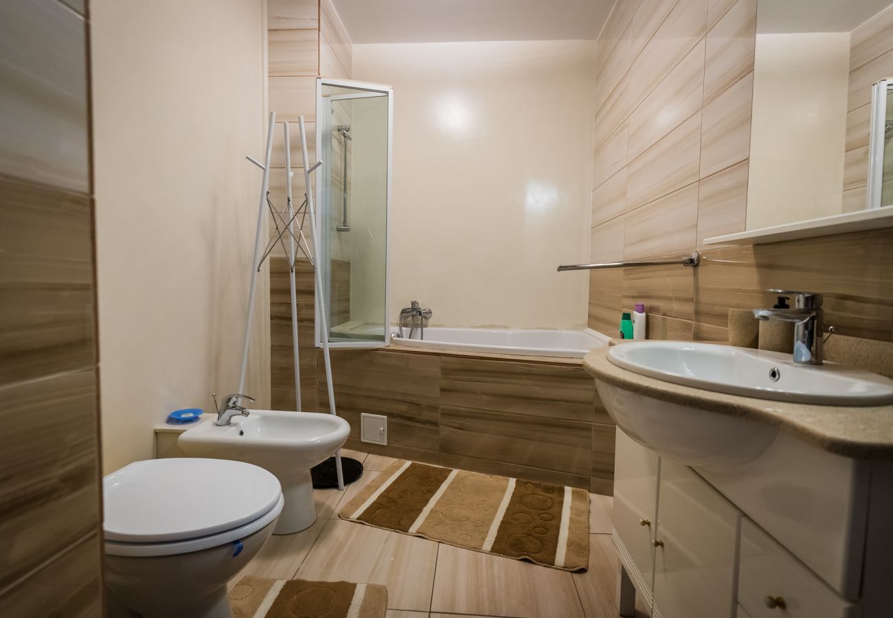 Apartment in Oradea - Asusemi 1BDR with Parking & Balcony