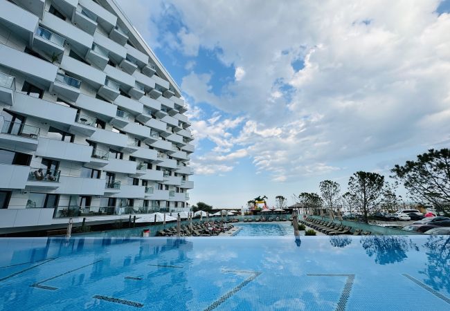 Apartment in Mamaia Nord - Caro 1BDR wit Infinity Pool Acces by Alezzi