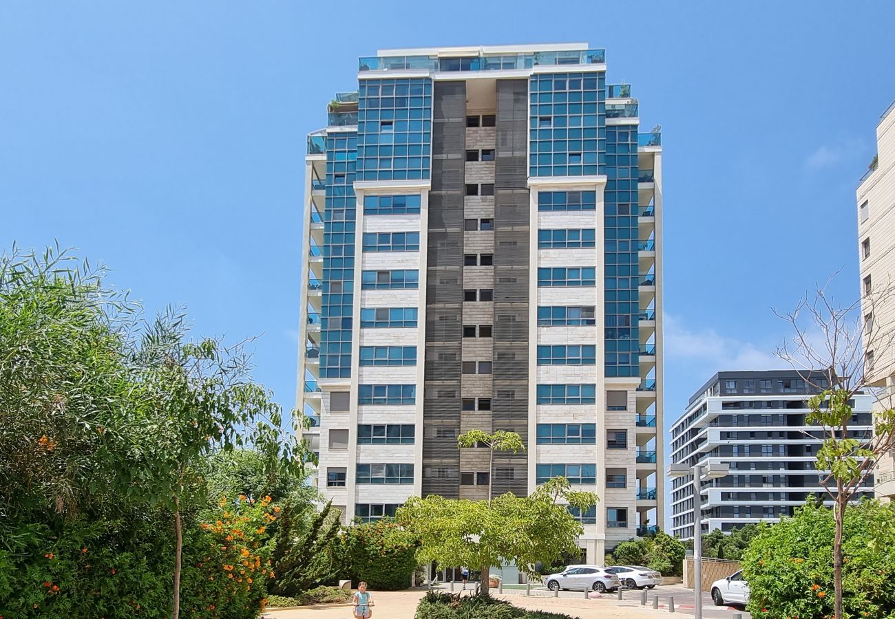 Apartment in Tel Aviv - Jaffa - Spacious Condo & Pool in New North by FeelHome