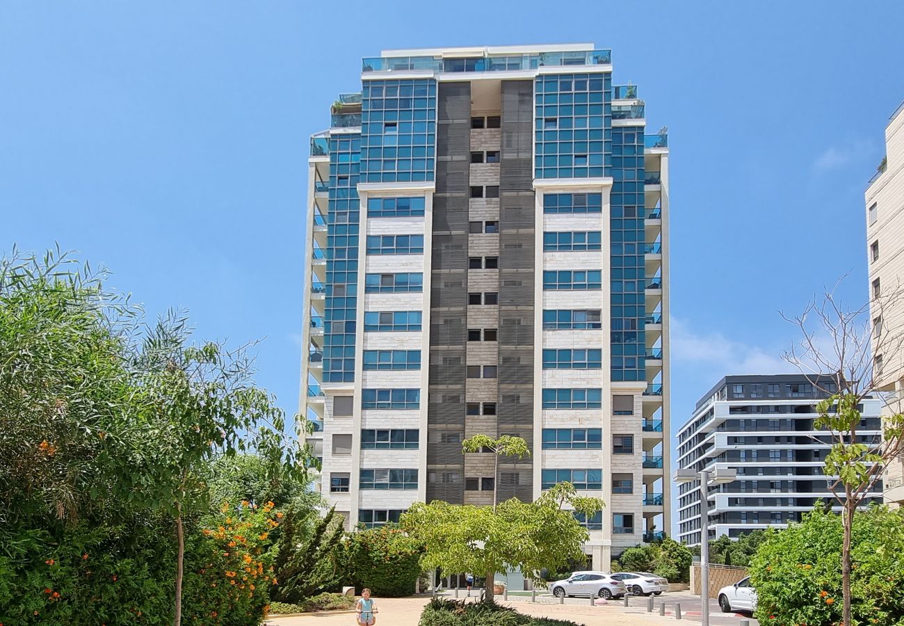 Apartment in Tel Aviv - Jaffa - Spacious and Bright Condo in Kohav Hatsafon FeelHome