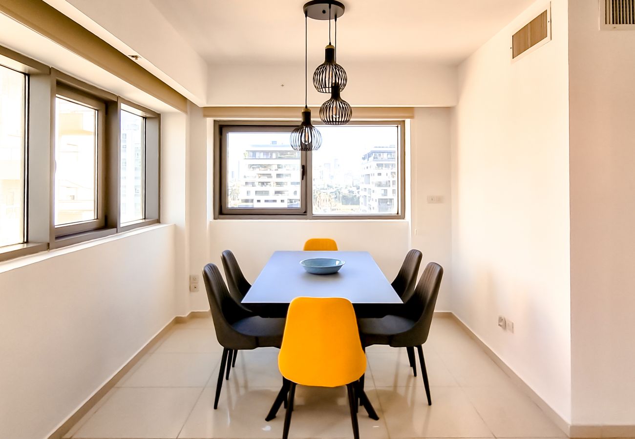 Apartment in Tel Aviv - Jaffa - Spacious Condo & Pool in New North by FeelHome
