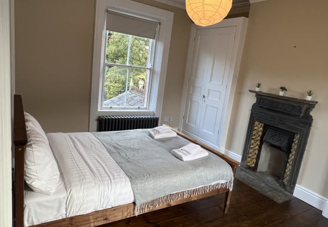 House in Dublin - Tranquil Retreat in Historic Chapelizod,