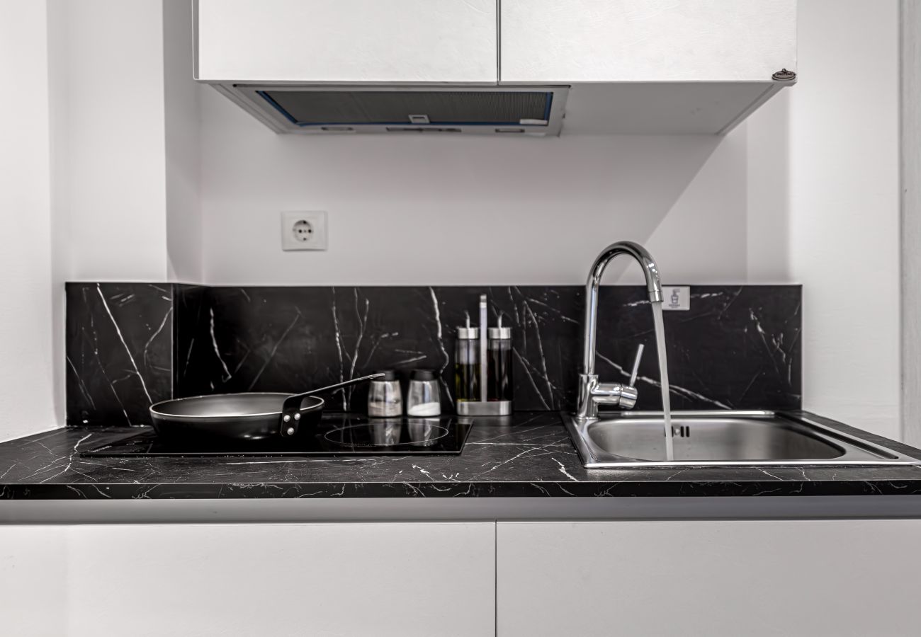 Rent by room in Athens - Kriel Suites 101