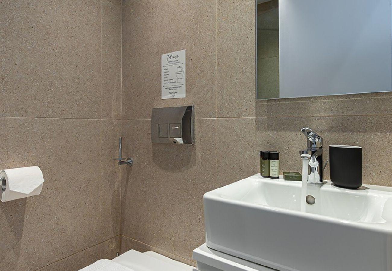 Rent by room in Athens - Kriel suites 201
