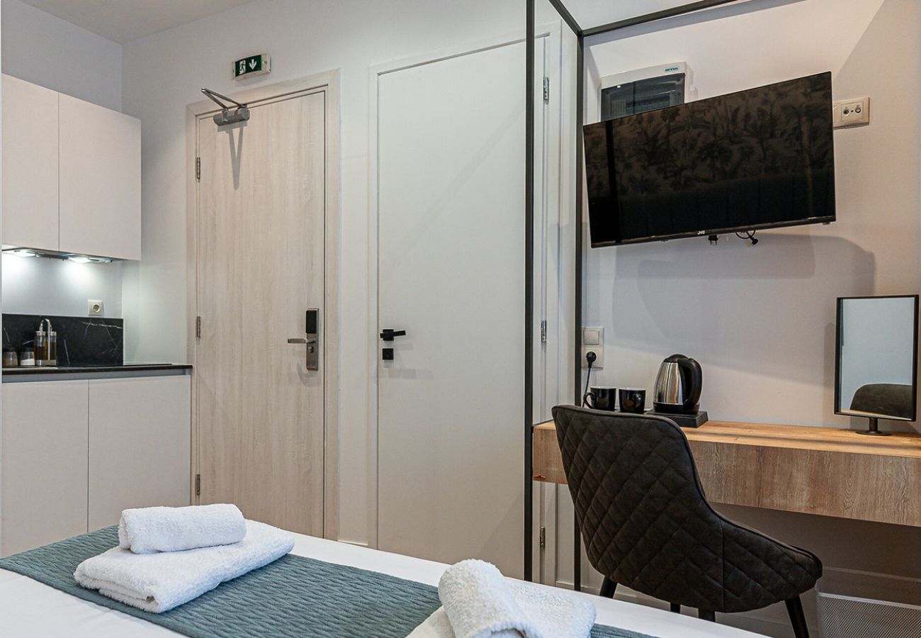 Rent by room in Athens - Kriel Suites 203