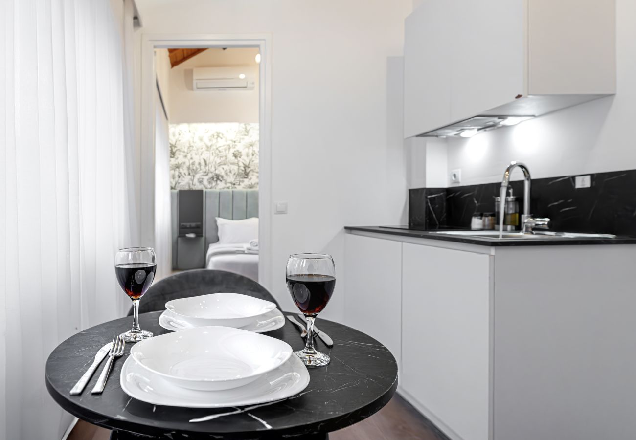 Rent by room in Athens - Kriel Suites 301