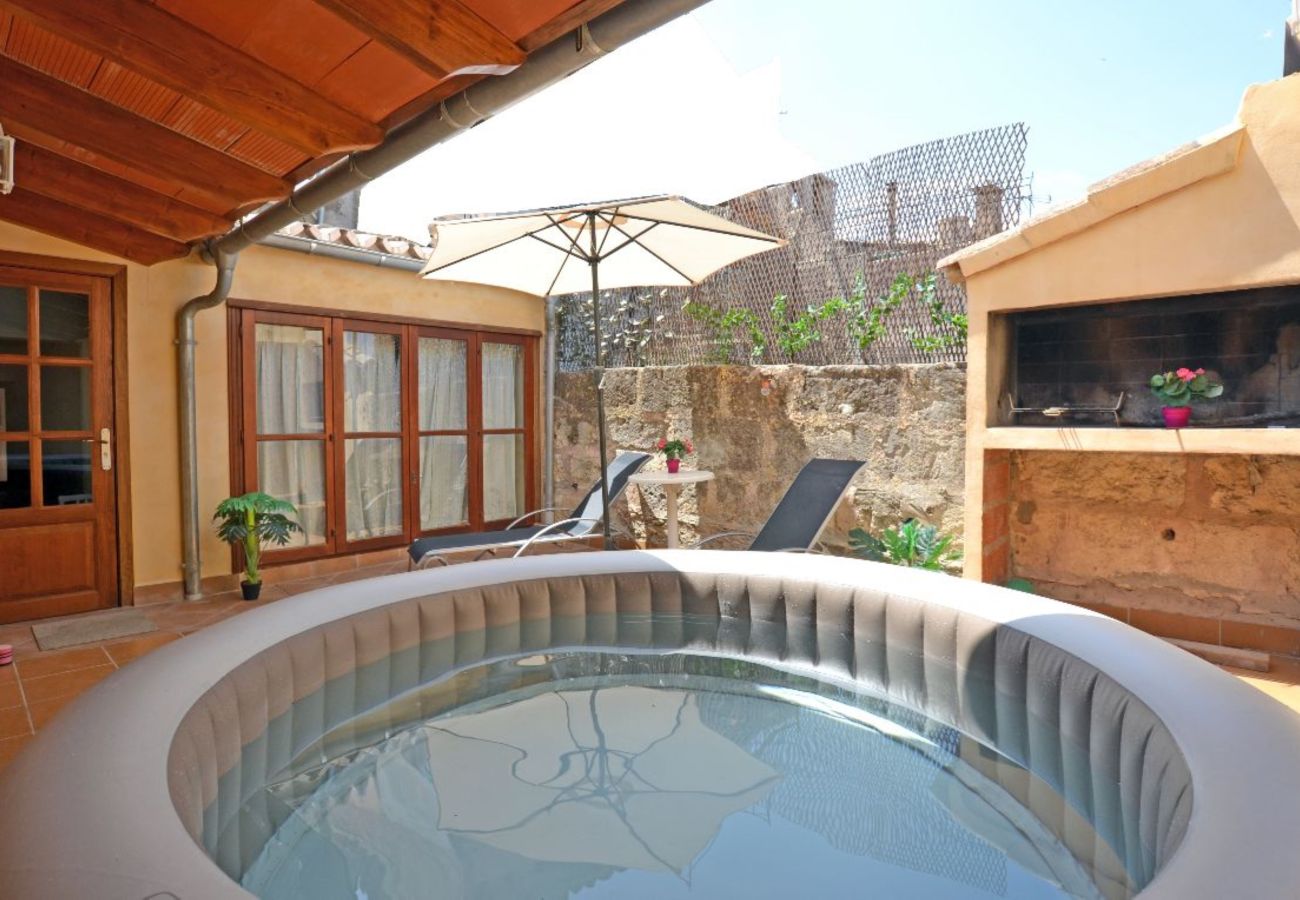 House in Maria de la salut - YourHouse Arraval, lovely house with Jacuzzi and terrace in a quiet town