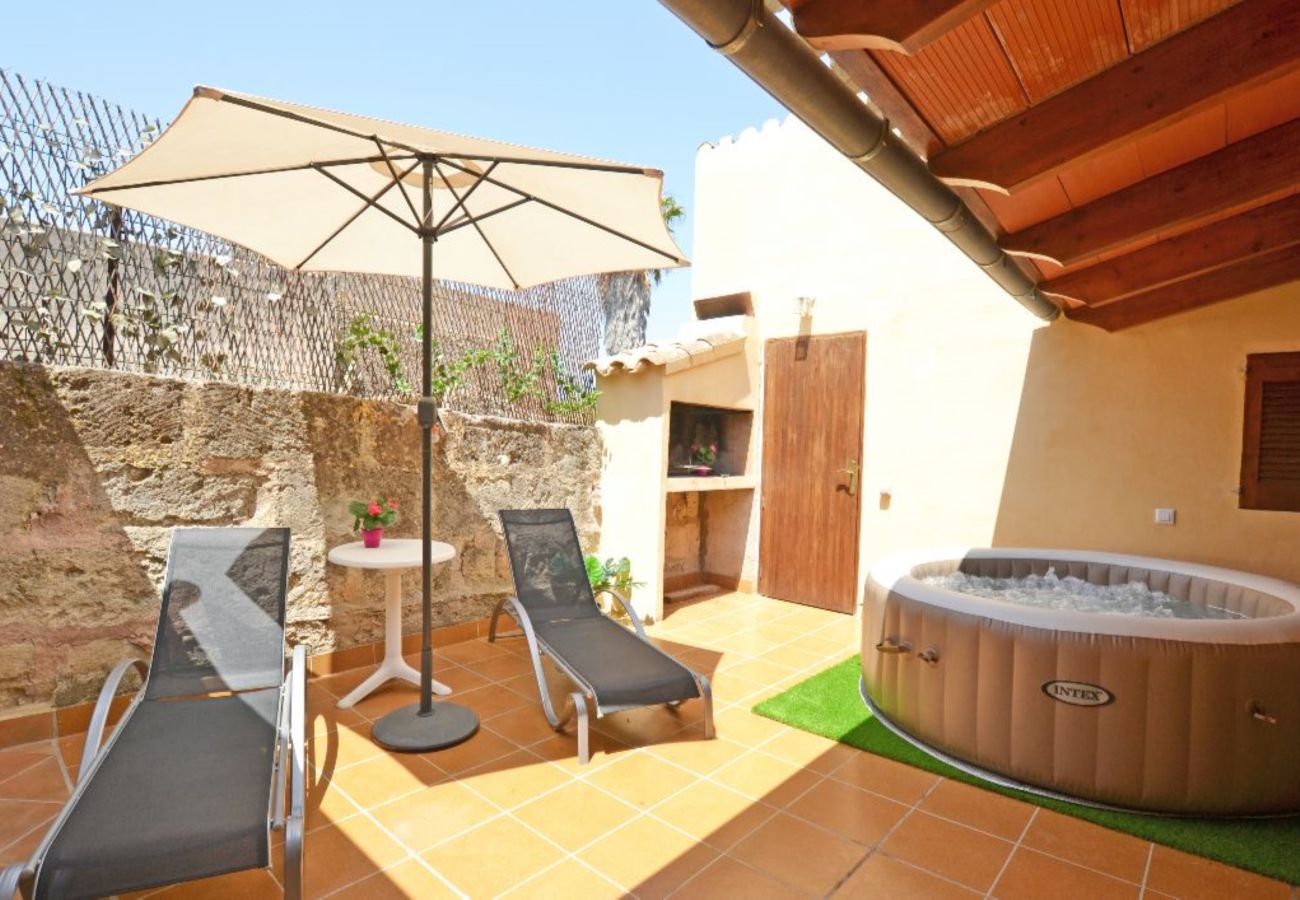 House in Maria de la salut - YourHouse Arraval, lovely house with Jacuzzi and terrace in a quiet town