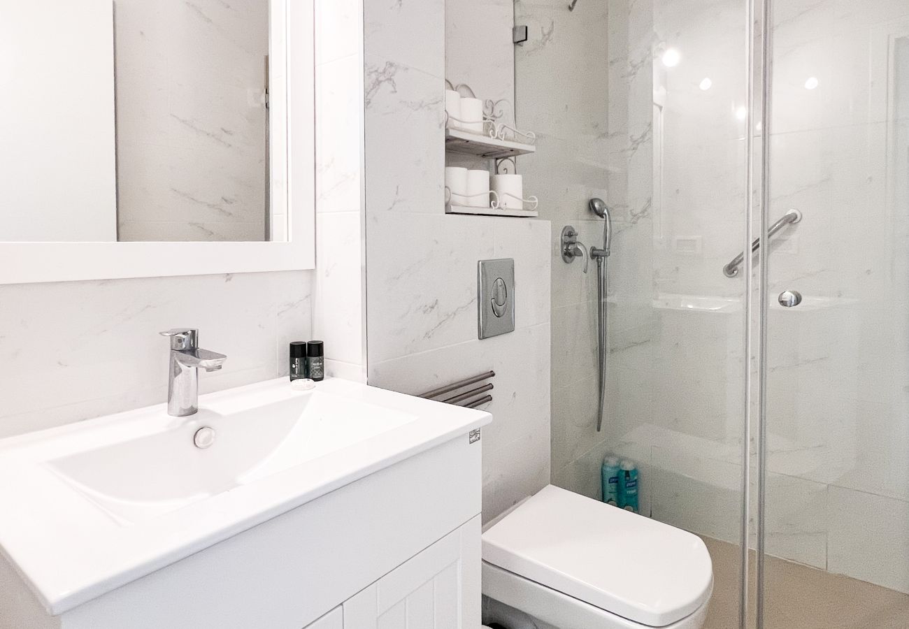 Apartment in Tel Aviv - Jaffa - Classic Bauhaus 1Br with Balcony on Sheinkin Street by FeelHome