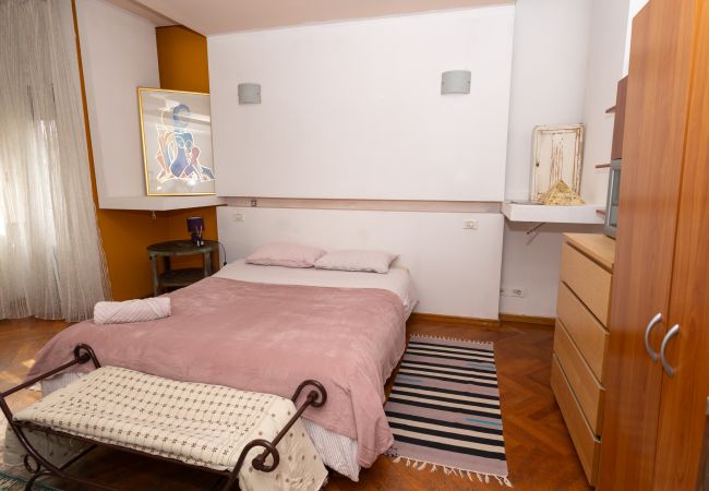Rent by room in Bucharest - King Bedroom with Balcony in Shared Apartment