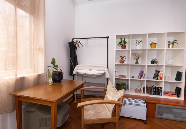 Rent by room in Bucharest - Vintage room in shared apartment