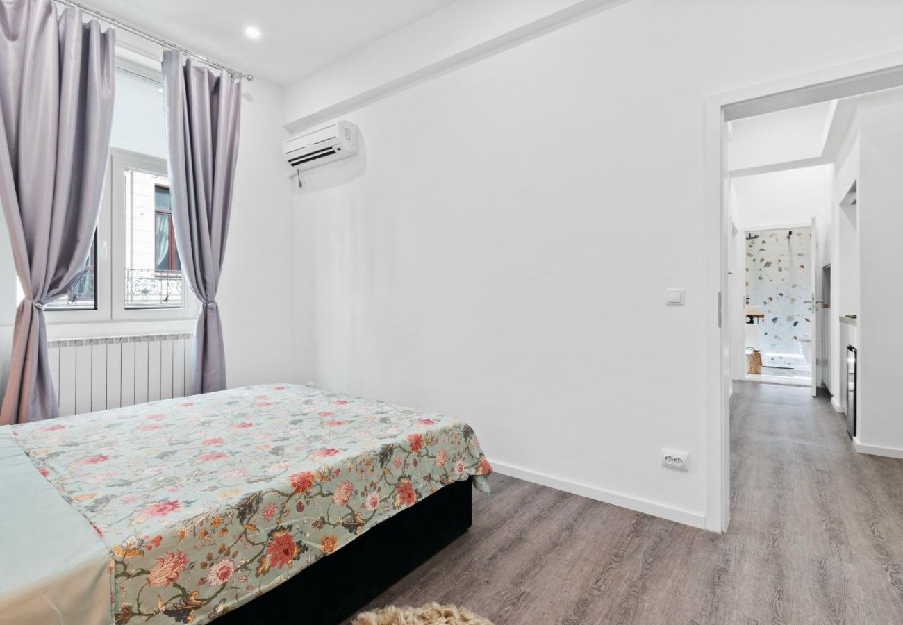 Apartment in Bucharest - Old Town Fun & SPA