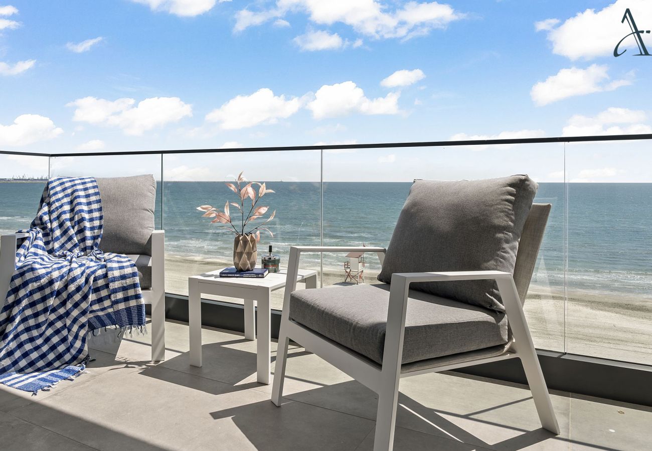 Apartment in Mamaia Nord - Serenity Breeze with Beach View