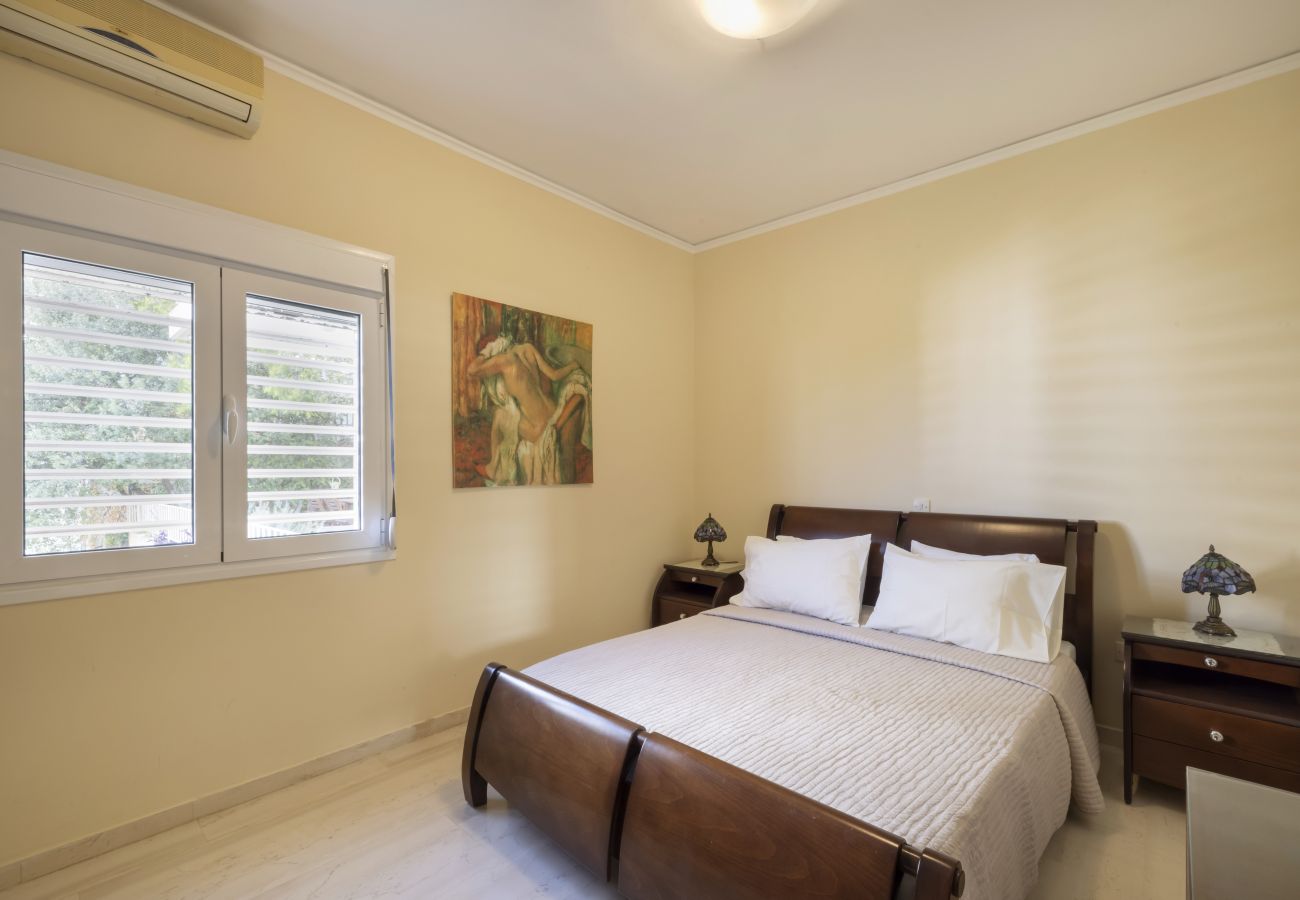Apartment in Vouliagmeni - Elegant Sea-View Apartment