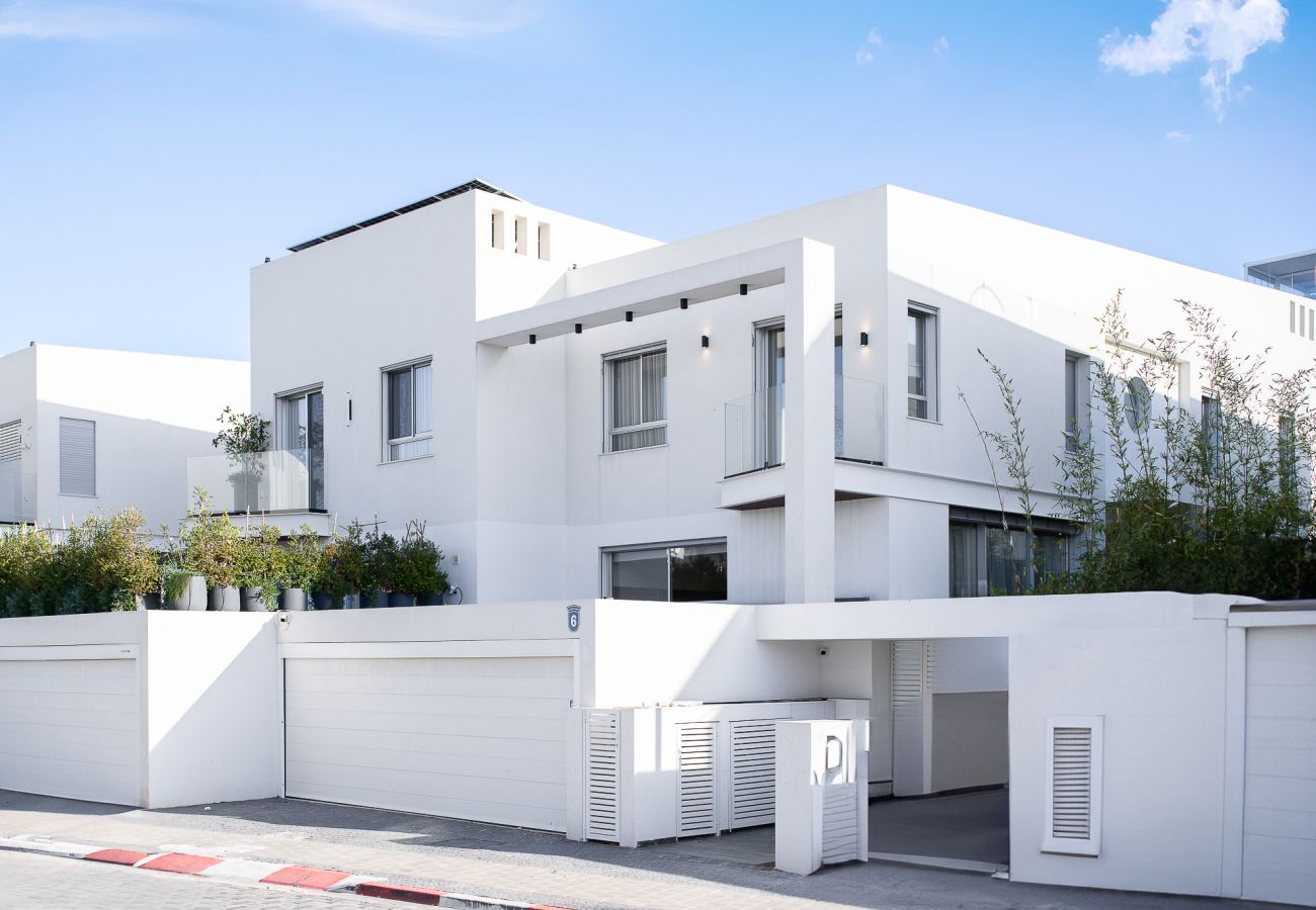 Villa in Herzliya - MAMAD Exclusive New Luxury Villa with Heated Pool by FeelHome