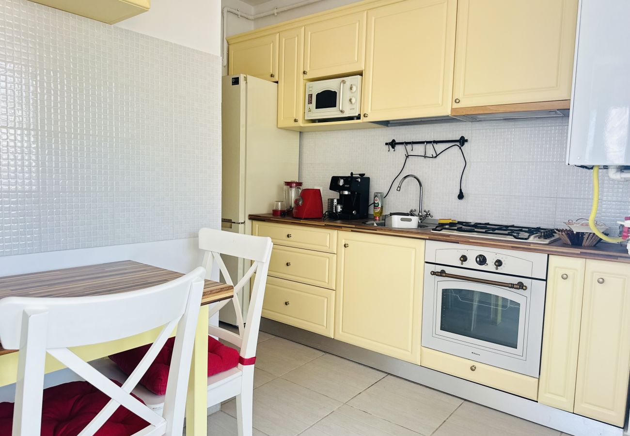 Studio in Bucharest - Comfy Studio near Gara de Nord | Sofa Bed & Kitchen