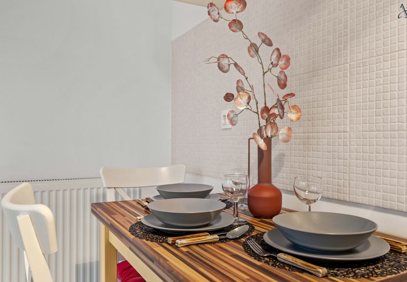 Studio in Bucharest - Comfy Studio near Gara de Nord | Sofa Bed & Kitchen