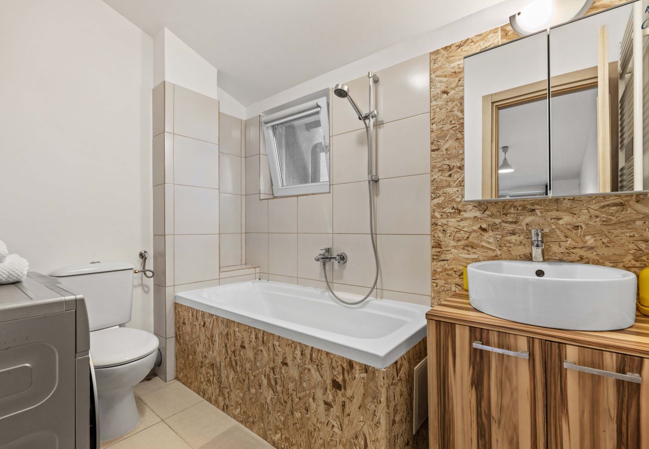 Studio in Bucharest - Comfy Studio near Gara de Nord | Sofa Bed & Kitchen