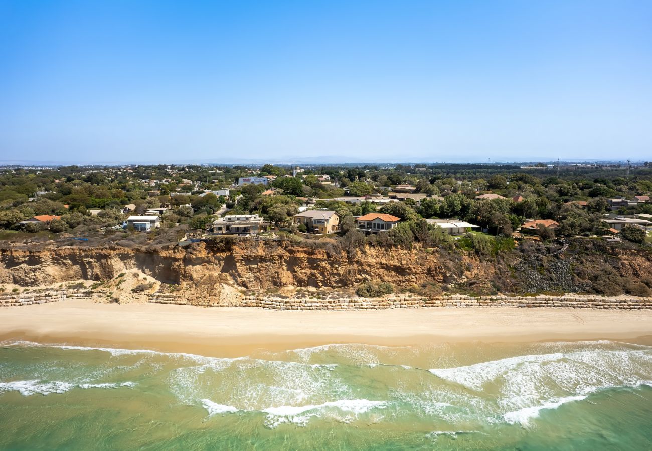 Villa in Beit Yanai - Cliffside Rustic & Charming Villa by FeelHome