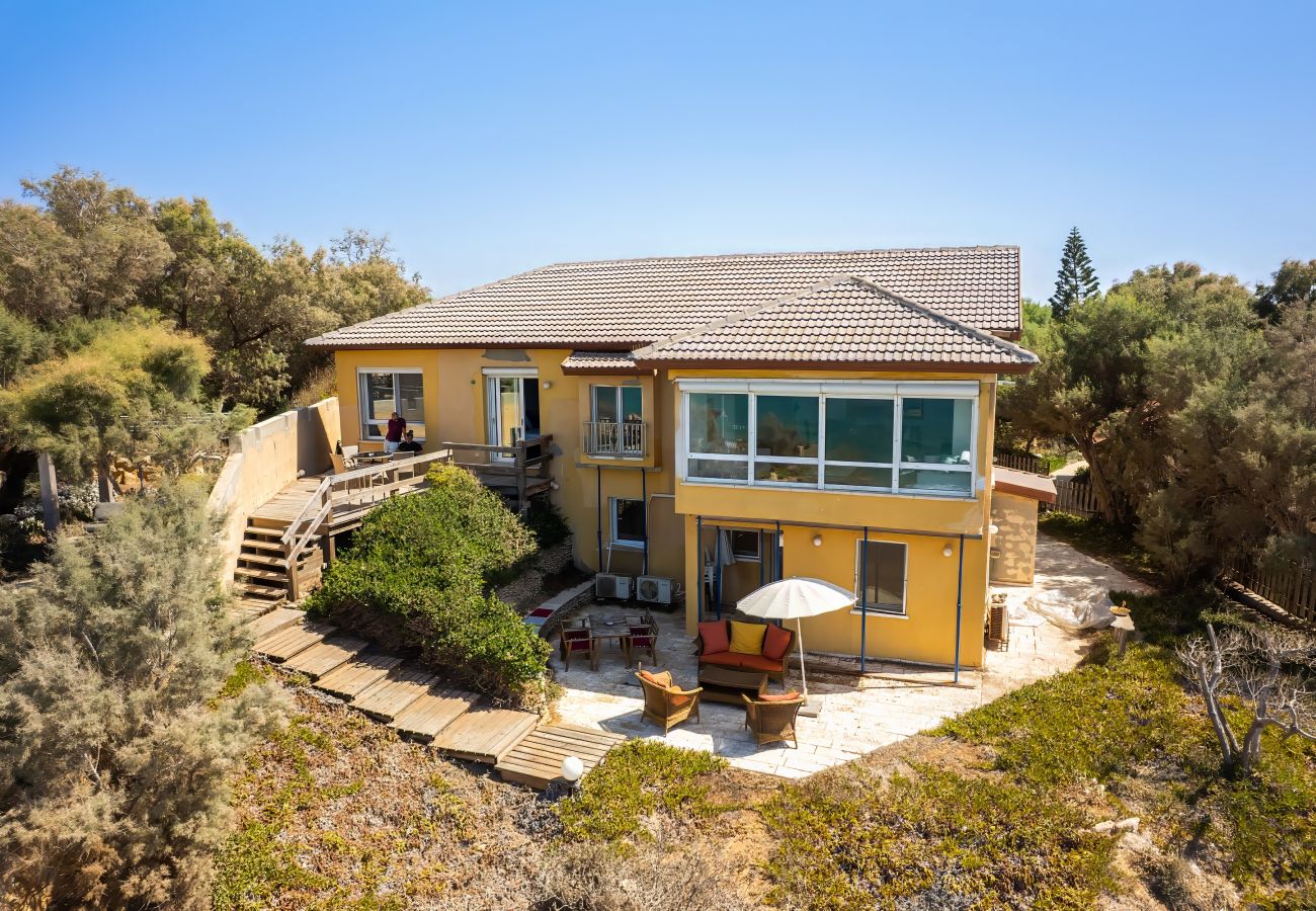Villa in Beit Yanai - Cliffside Rustic & Charming Villa by FeelHome