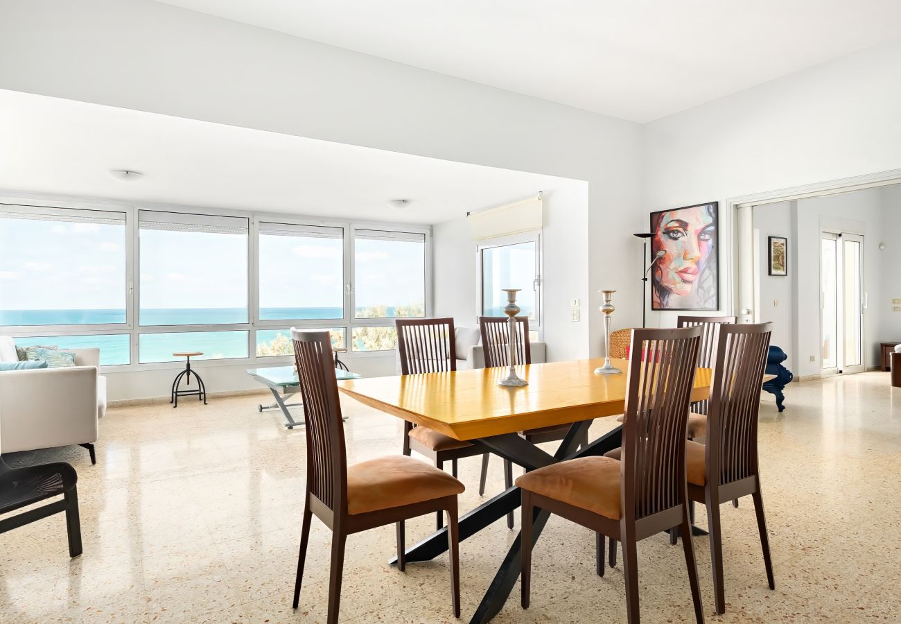 Villa in Beit Yanai - Cliffside Rustic & Charming Villa by FeelHome
