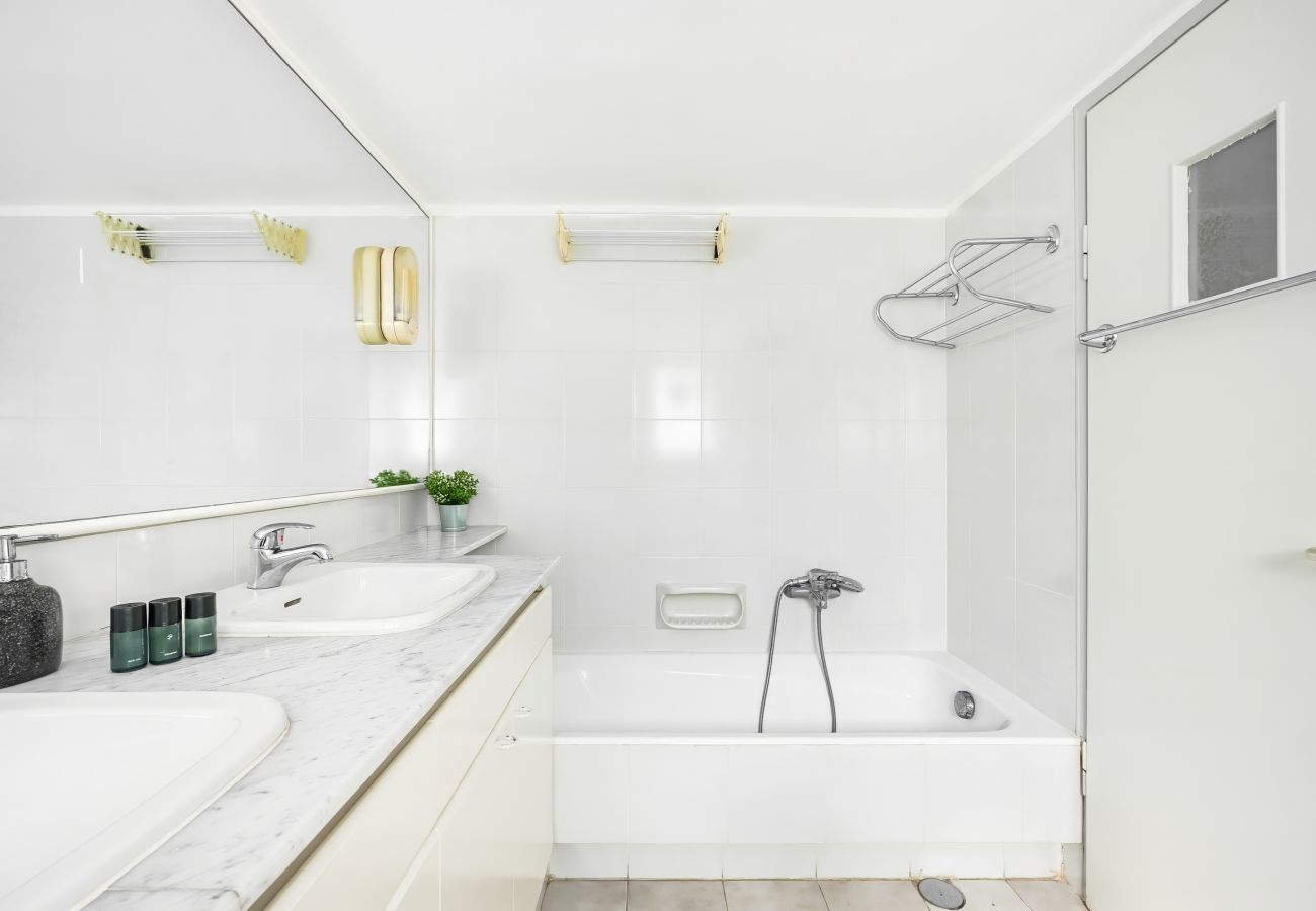 Villa in Beit Yanai - Cliffside Rustic & Charming Villa by FeelHome