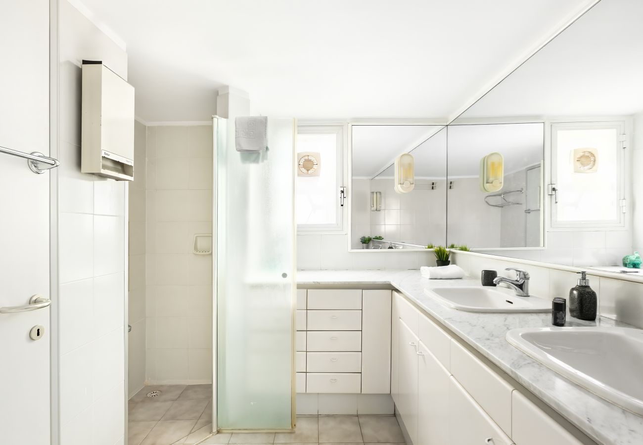 Villa in Beit Yanai - Cliffside Rustic & Charming Villa by FeelHome