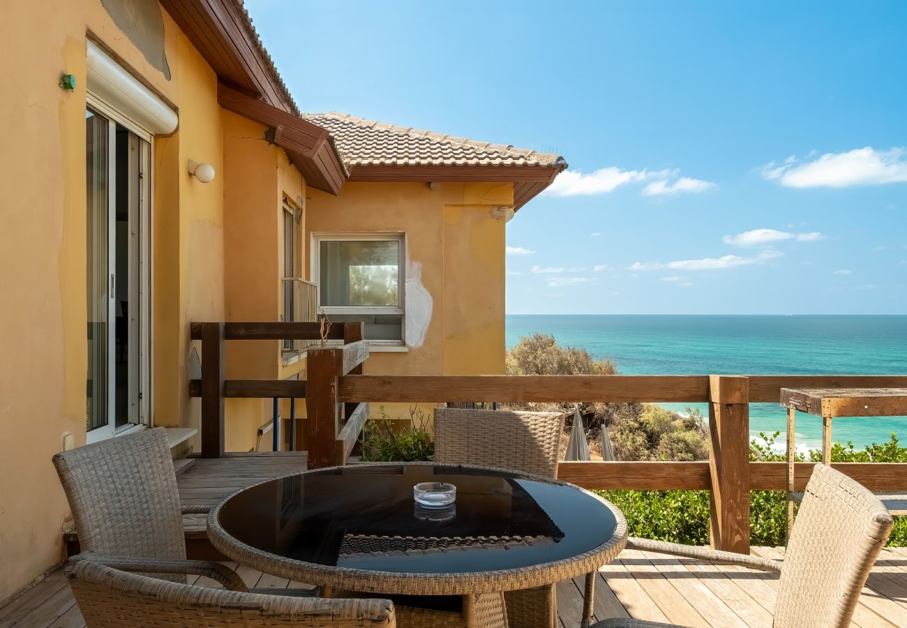 Villa in Beit Yanai - Cliffside Rustic & Charming Villa by FeelHome