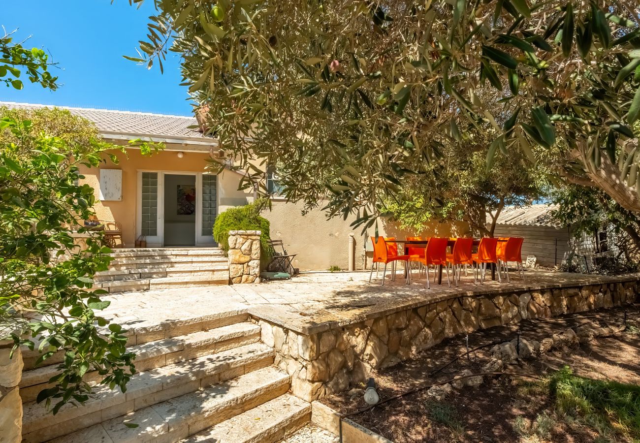 Villa in Beit Yanai - Cliffside Rustic & Charming Villa by FeelHome