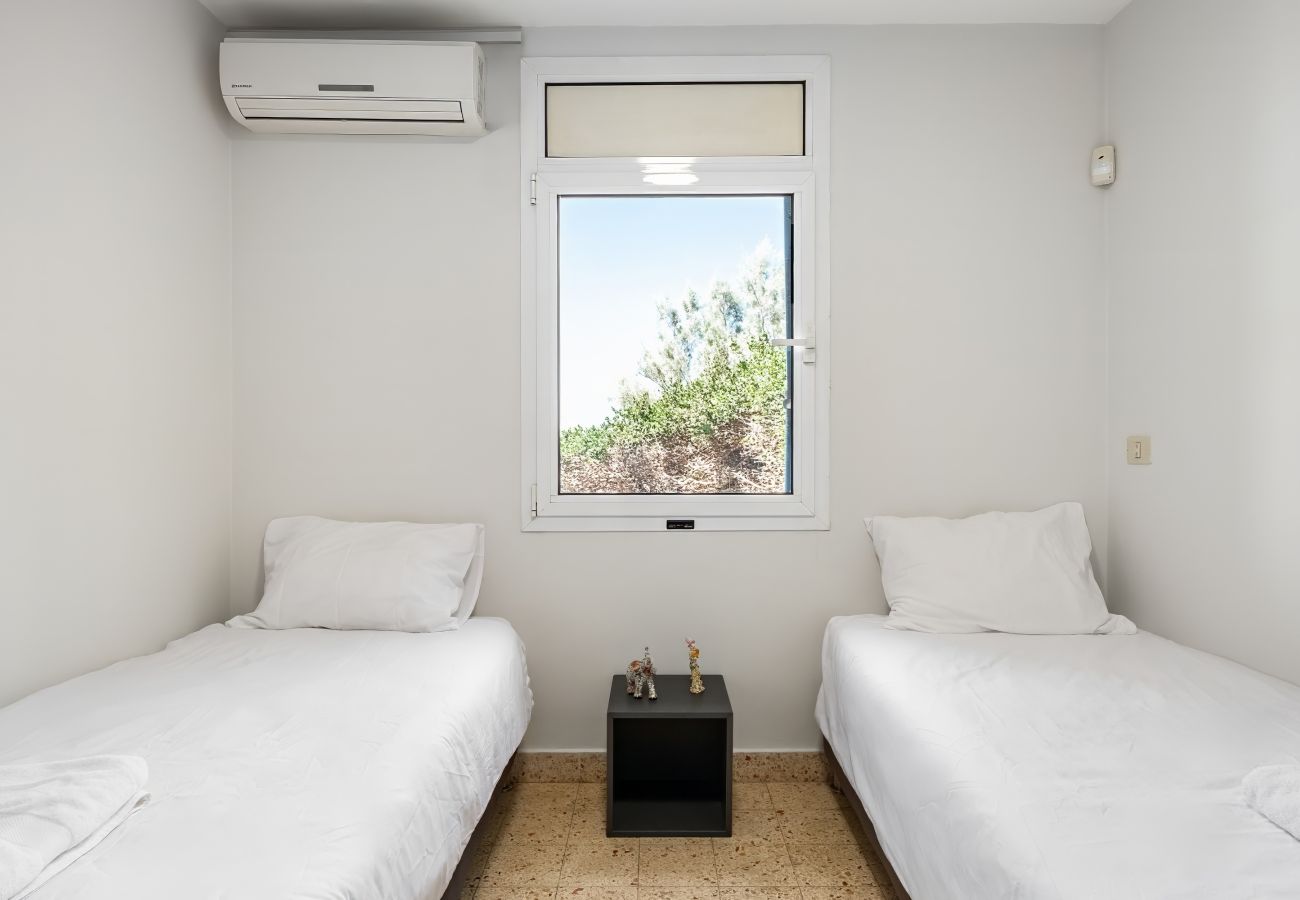 Villa in Beit Yanai - Cliffside Rustic & Charming Villa by FeelHome