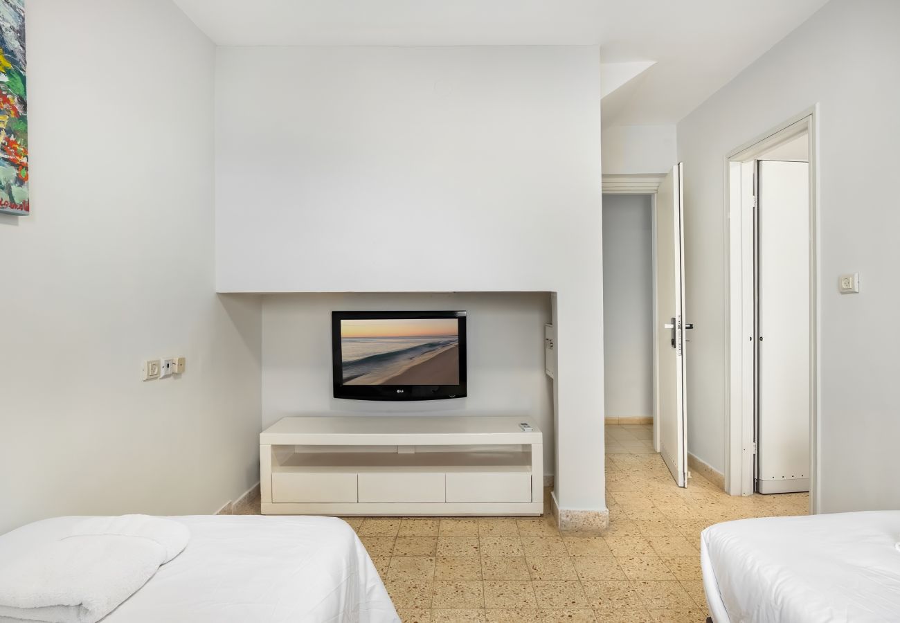 Villa in Beit Yanai - Cliffside Rustic & Charming Villa by FeelHome