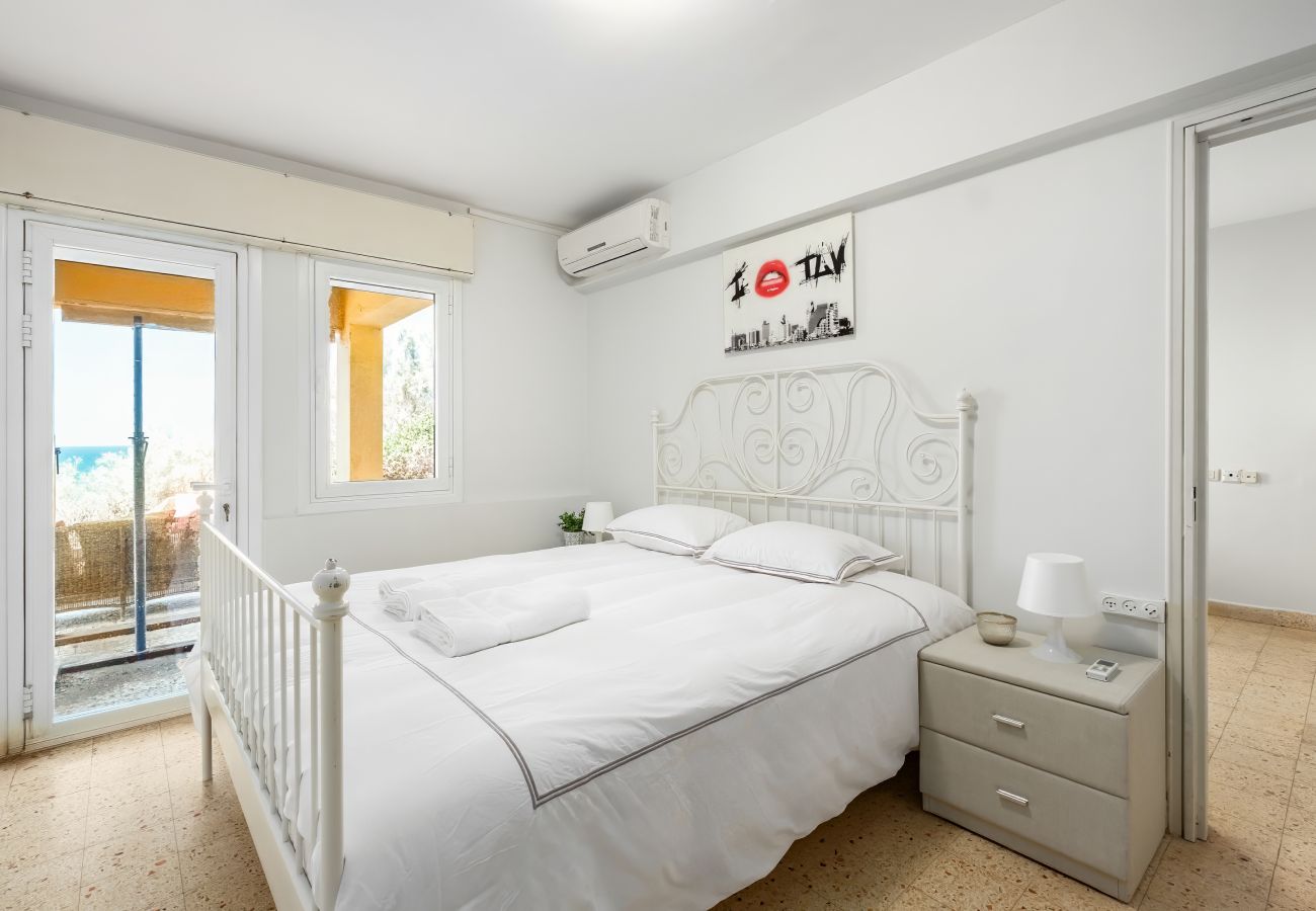 Villa in Beit Yanai - Cliffside Rustic & Charming Villa by FeelHome
