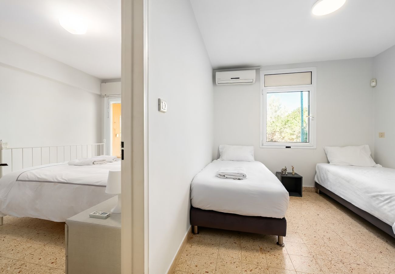 Villa in Beit Yanai - Cliffside Rustic & Charming Villa by FeelHome