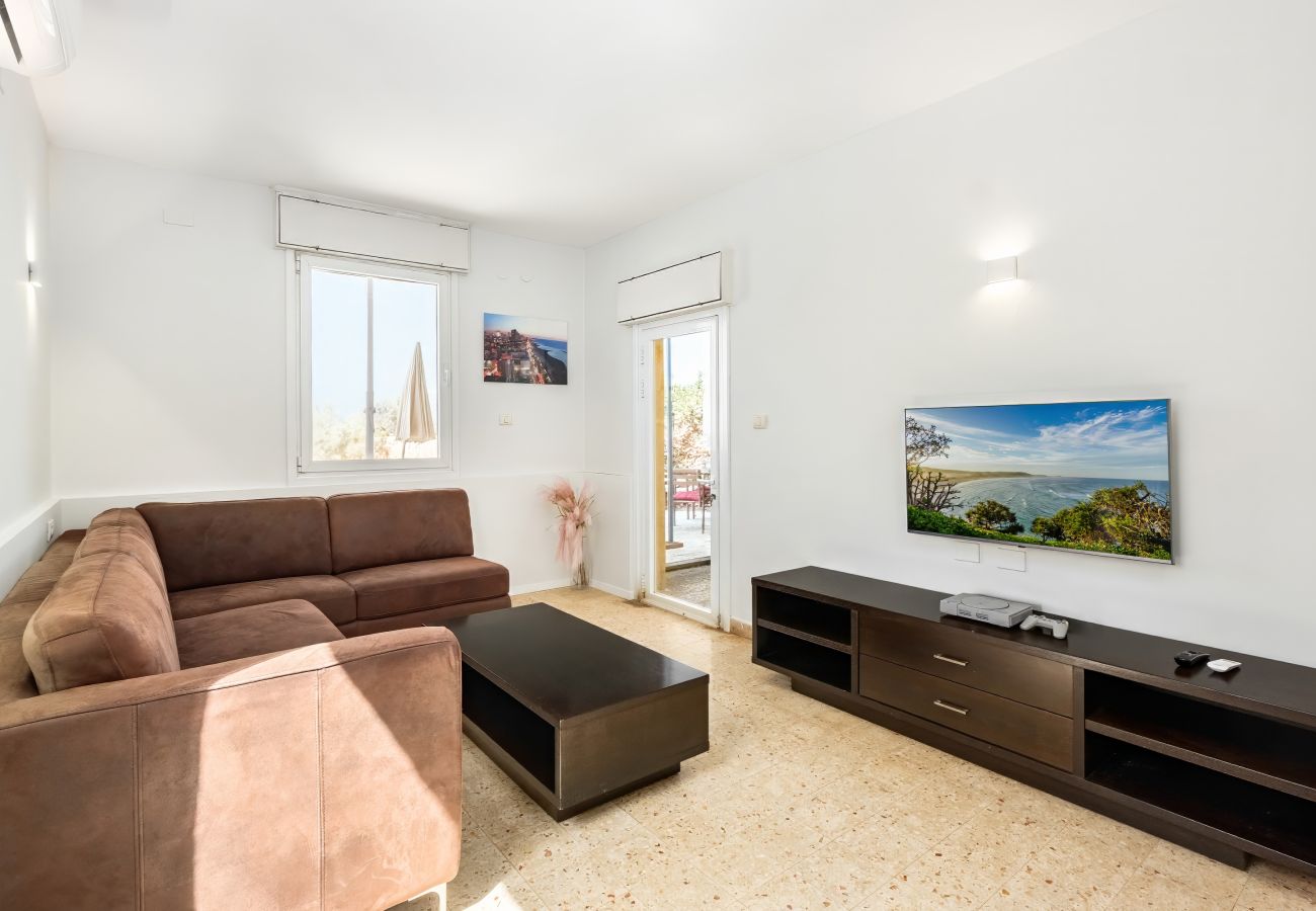 Villa in Beit Yanai - Cliffside Rustic & Charming Villa by FeelHome