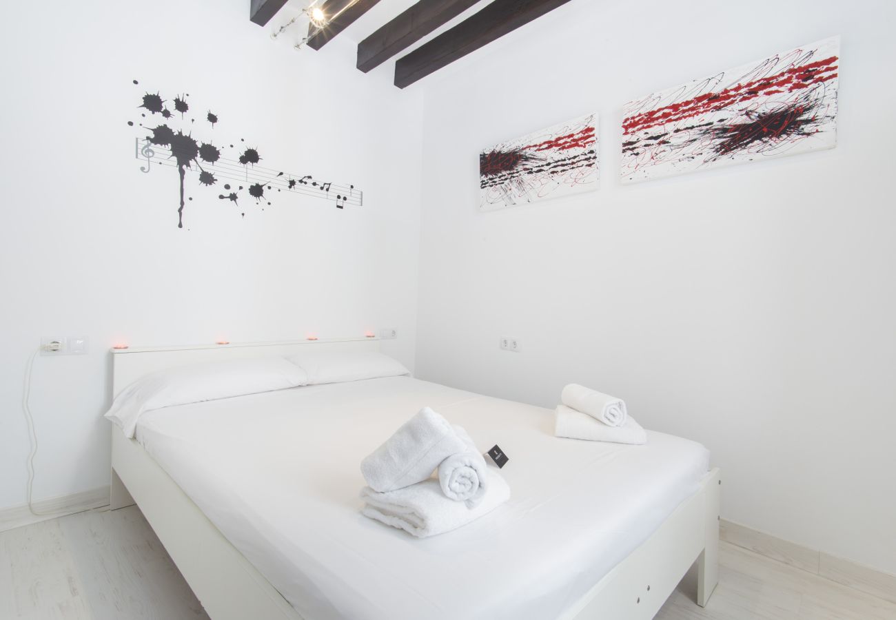 Apartment in Palma de Mallorca - Black & White minimum 30 nights stay 