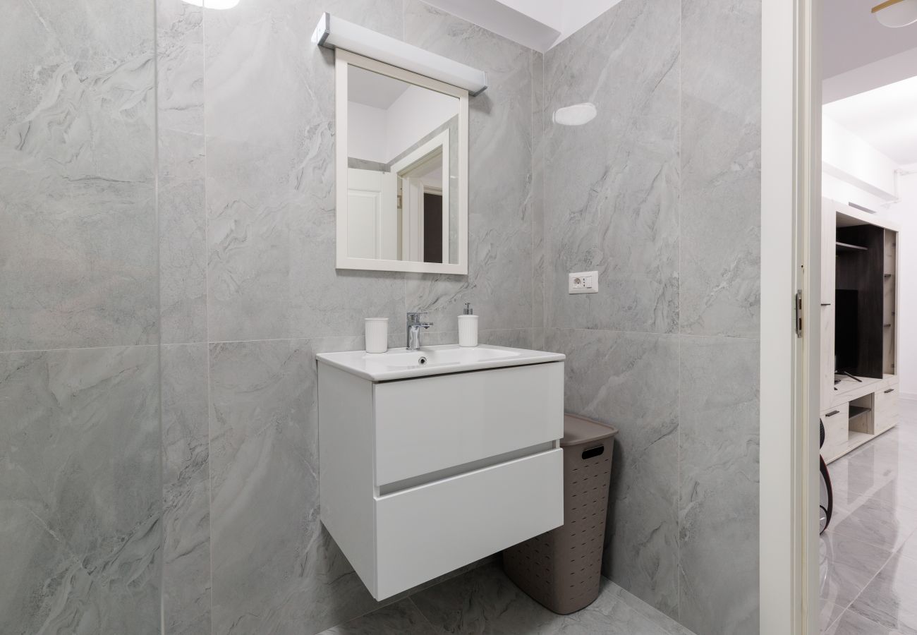 Apartment in Craiova - Urban Retreat 1BDR Craiova