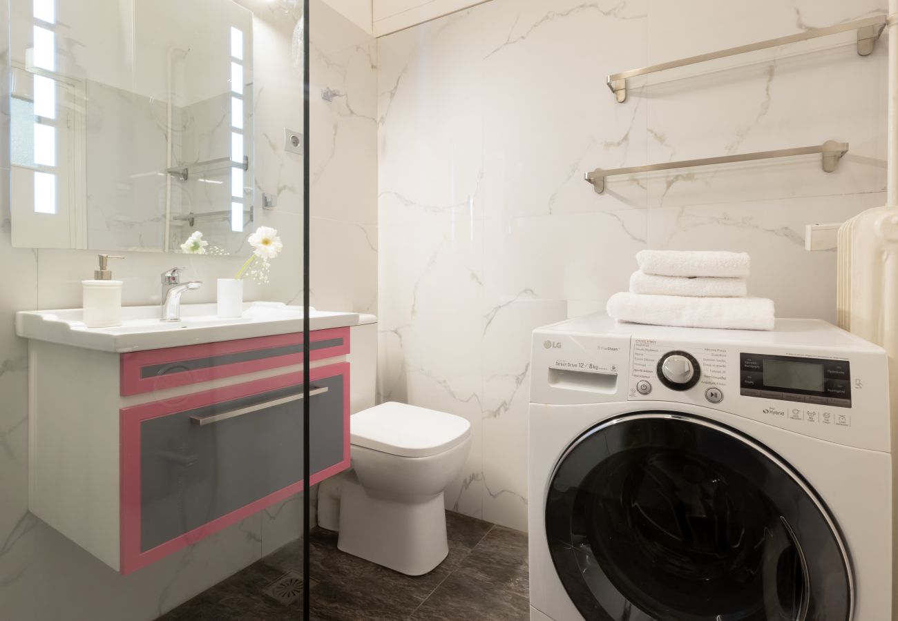 Apartment in Athens - Serenity Escape with Jacuzzi in Kolonaki