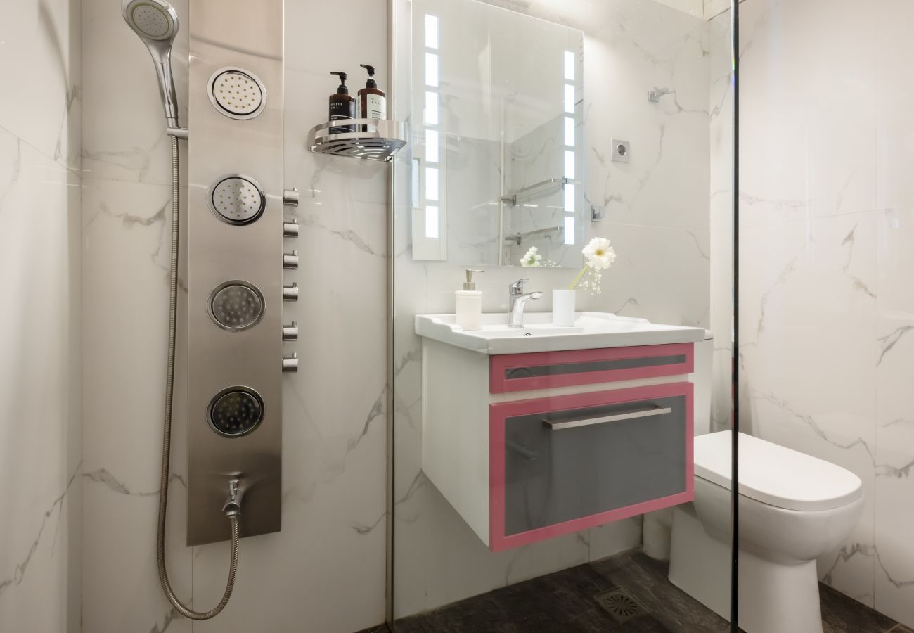 Apartment in Athens - Serenity Escape with Jacuzzi in Kolonaki