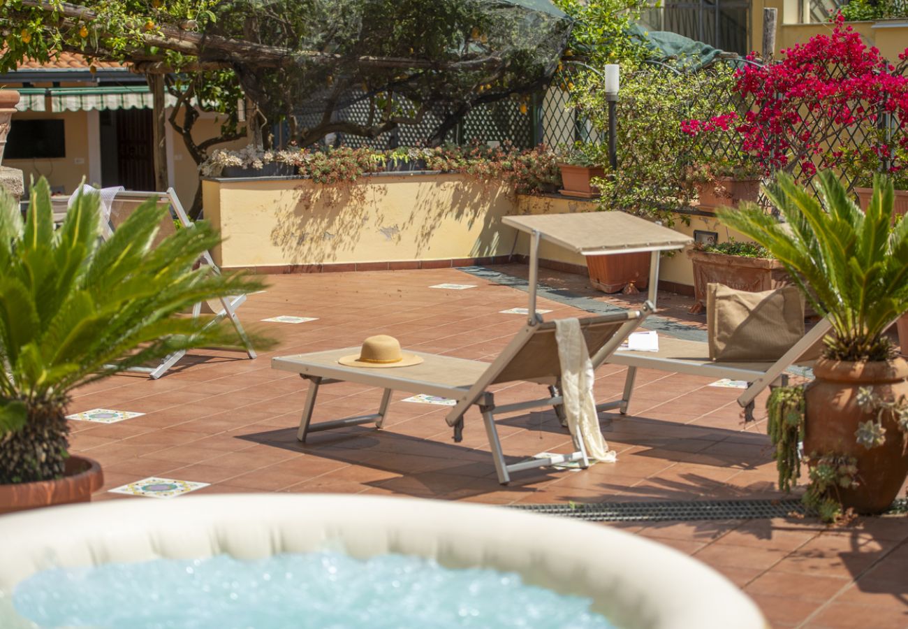 House in Maiori - Casa di Trilly - with Hot Tub & Lemon Garden