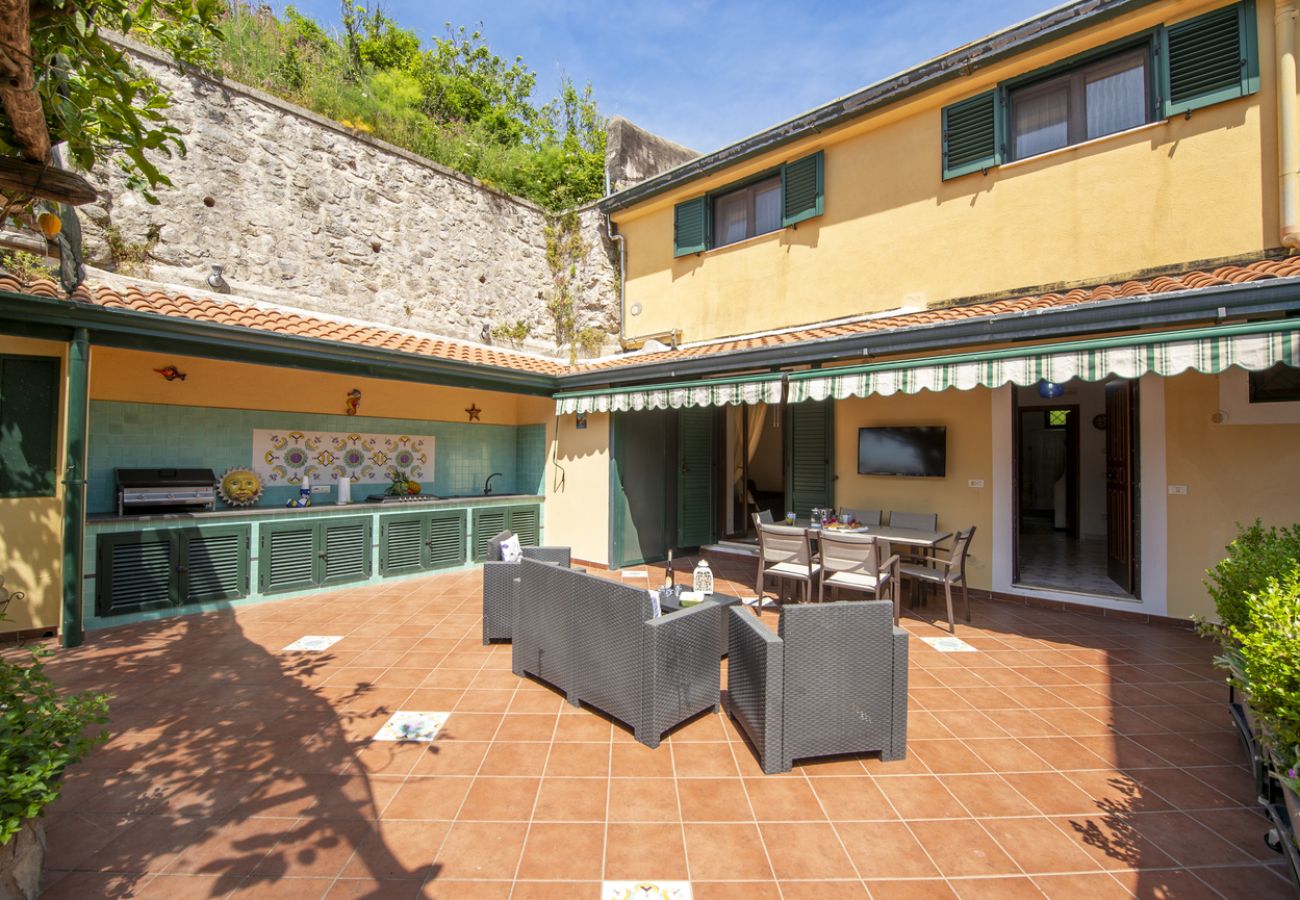 House in Maiori - Casa di Trilly - with Hot Tub & Lemon Garden